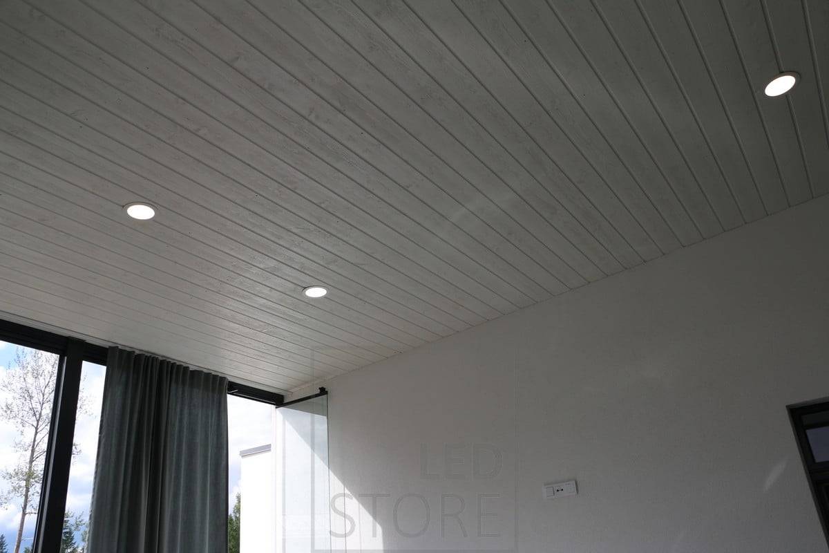 Un plafond moderne et minimaliste qui éclaire agréablement le salon depuis le plafond incliné. Ledstore.fi